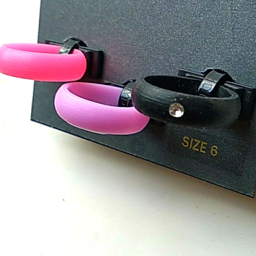 Stretchy colored rings